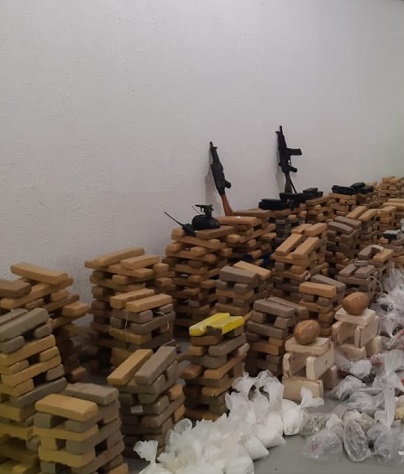 Armas e cerca de 2 toneladas de drogas apreendidas no Complexo da Maré